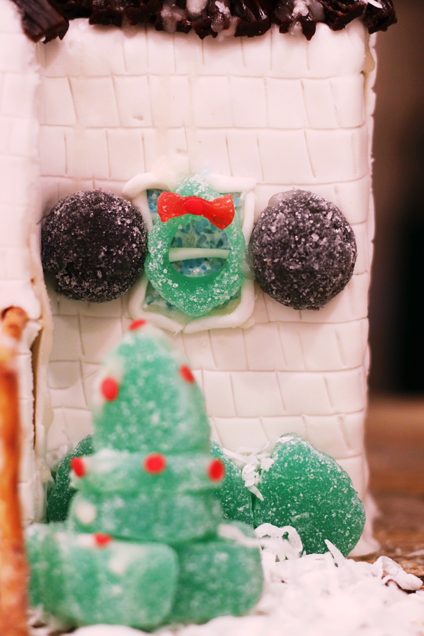 christmas-tree-holly-sugar-cookie-house