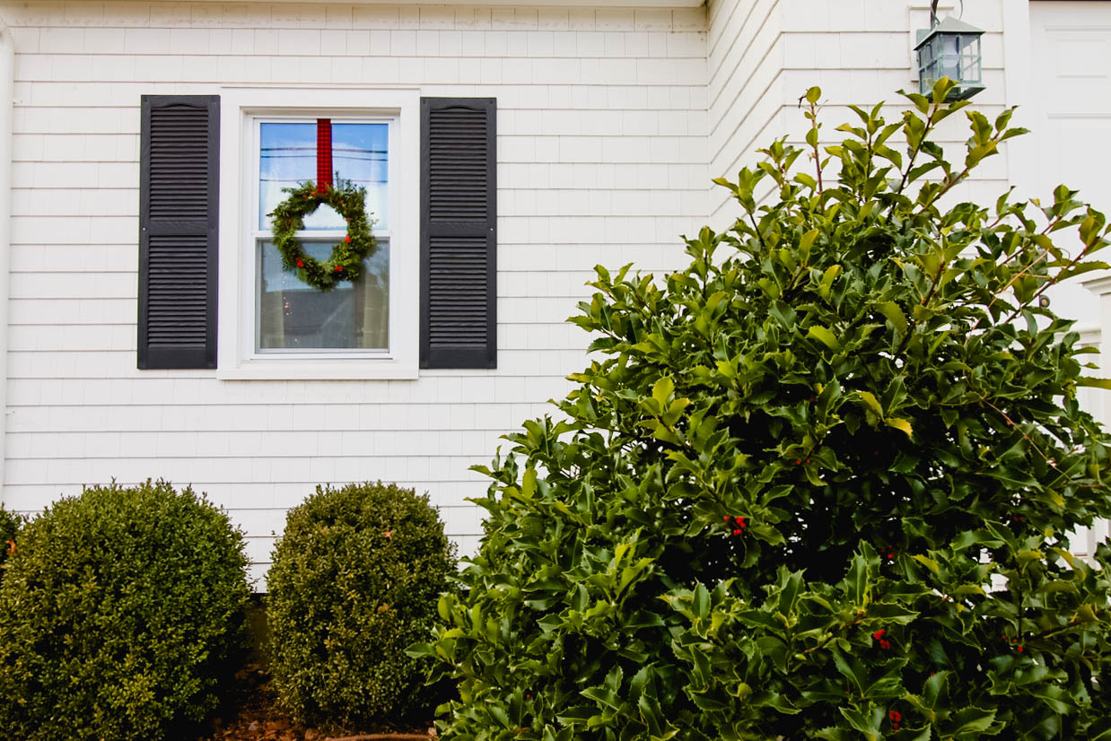 diy-natural-christmas-wreath-with-wire-hangers-or-a-hula-hoop-22