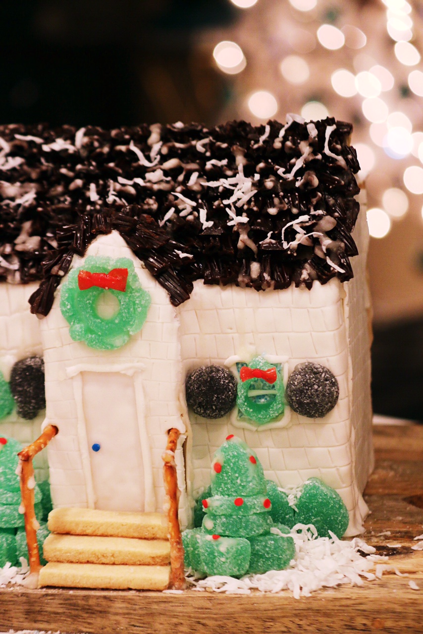 gingerbread-sugar-cookie-house-details