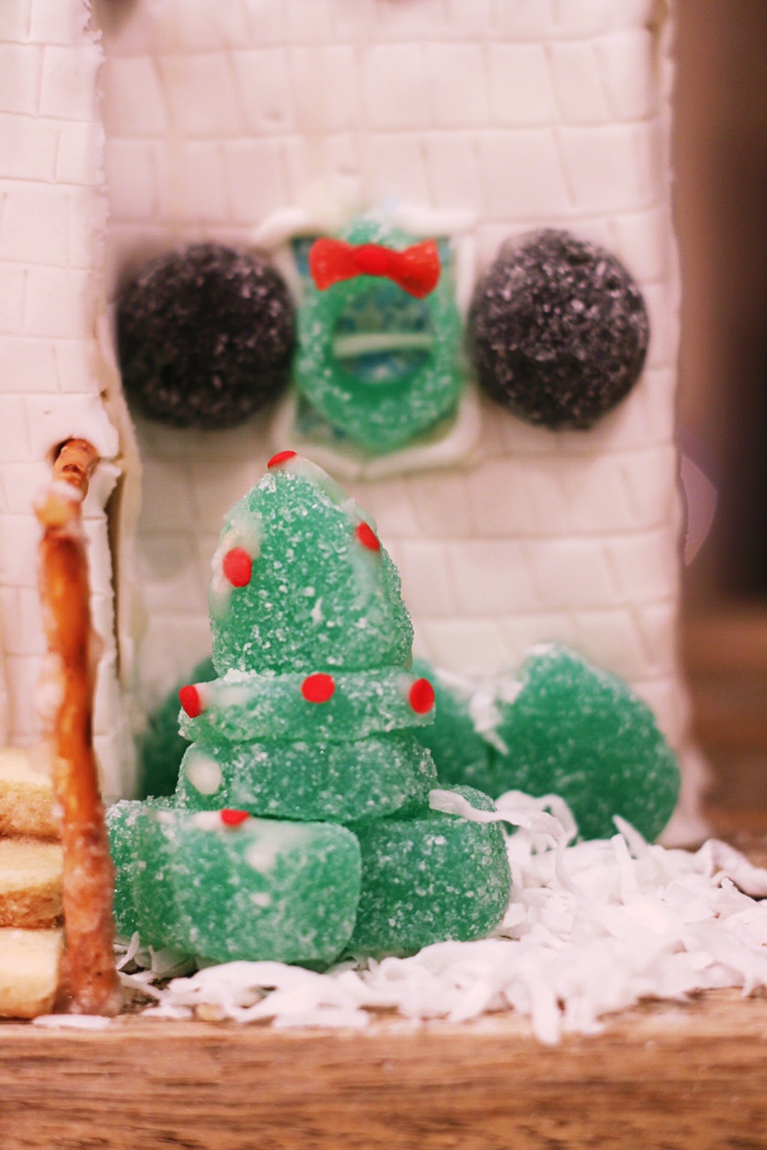 sugar-cookie-gingerbread-cape-cod-house-details