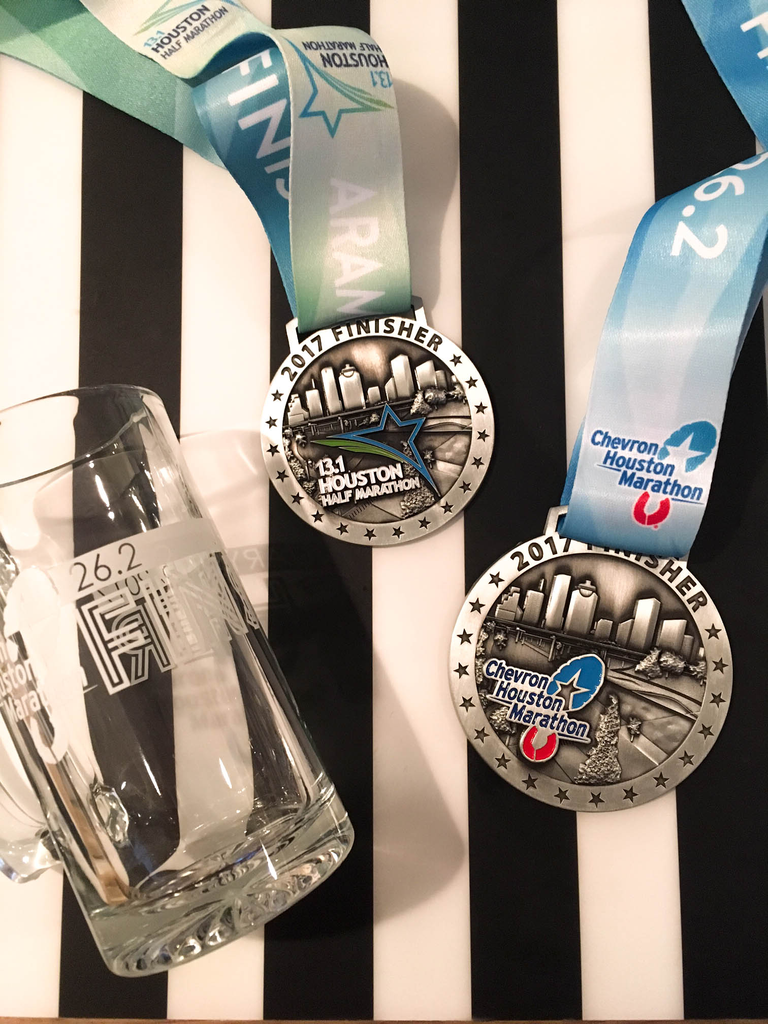 2017-aramco-chevron-houston-half-marathon-medals-2