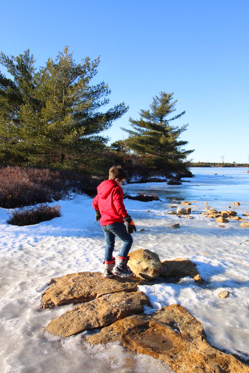 christmas-hiking-in-new-york-minnewaska-state-park-sams-point-13