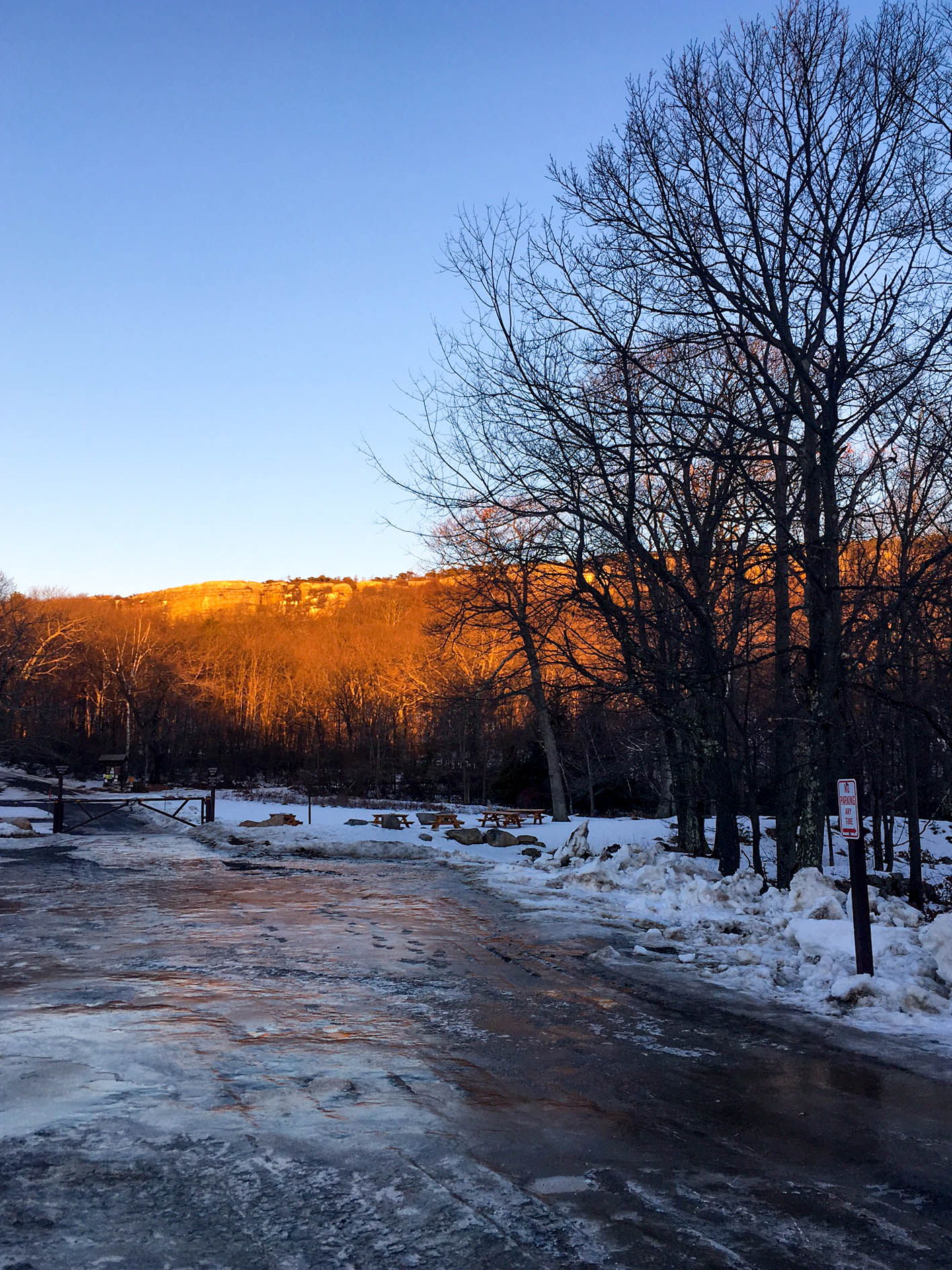 christmas-hiking-in-new-york-minnewaska-state-park-sams-point-20