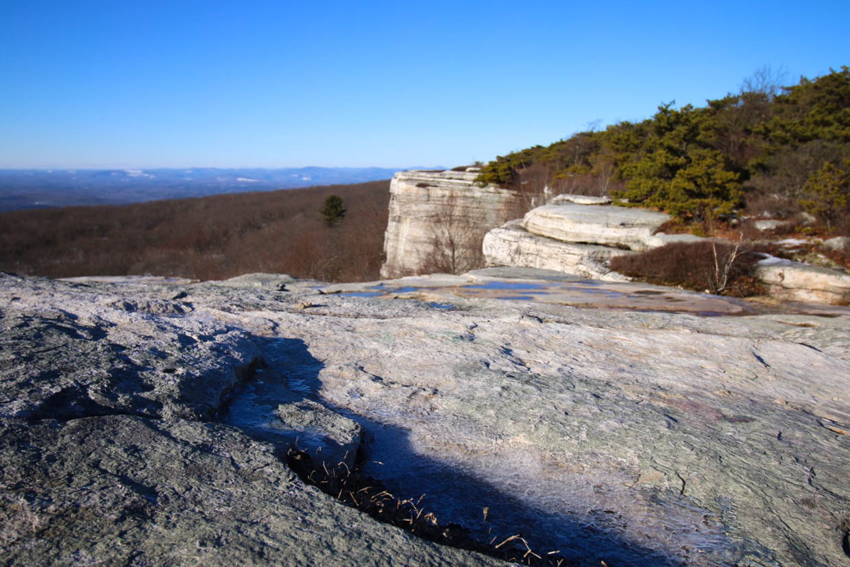 christmas-hiking-in-new-york-minnewaska-state-park-sams-point-6