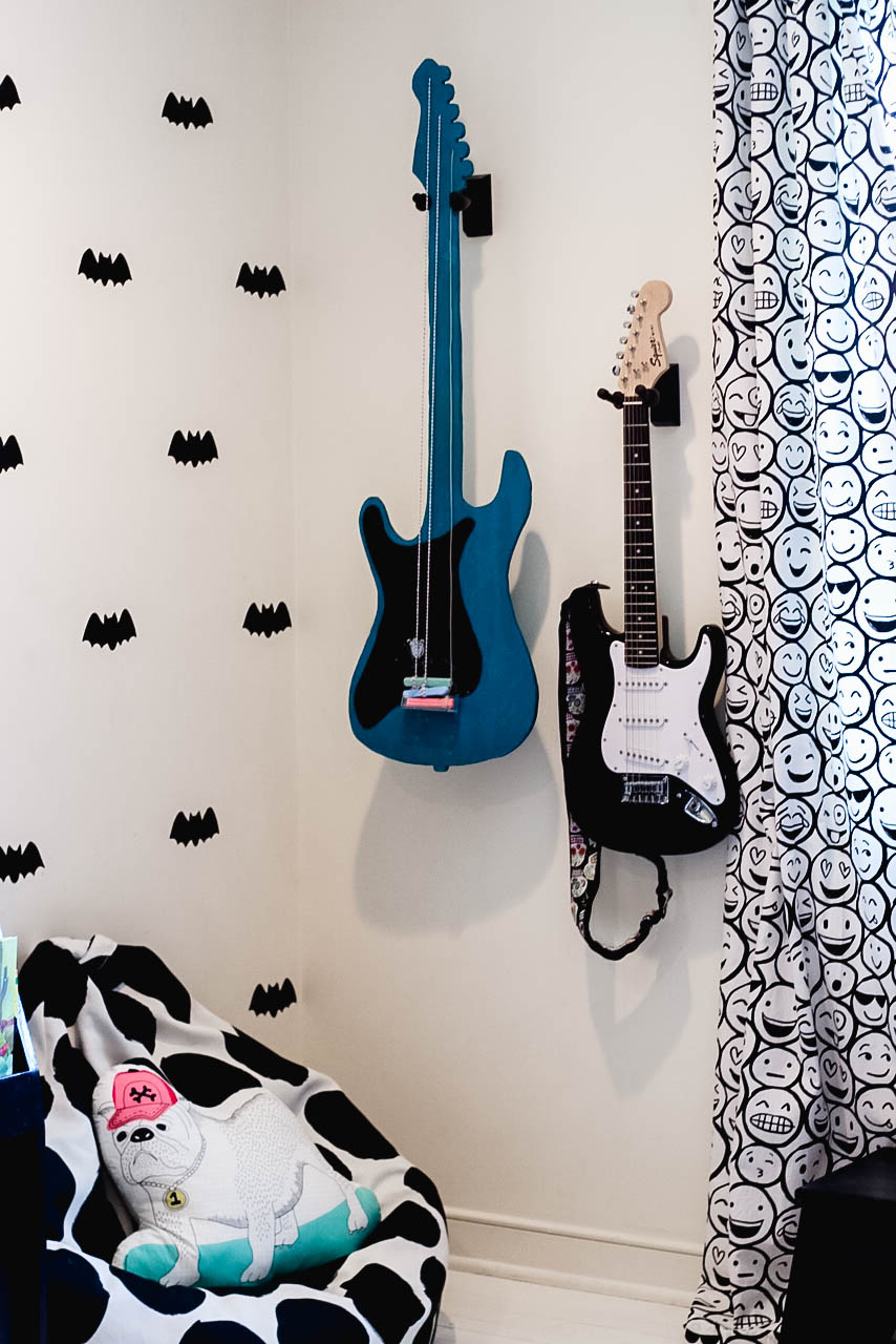 diy-guitar-shaped-chalkboard-with-attached-chalk-10