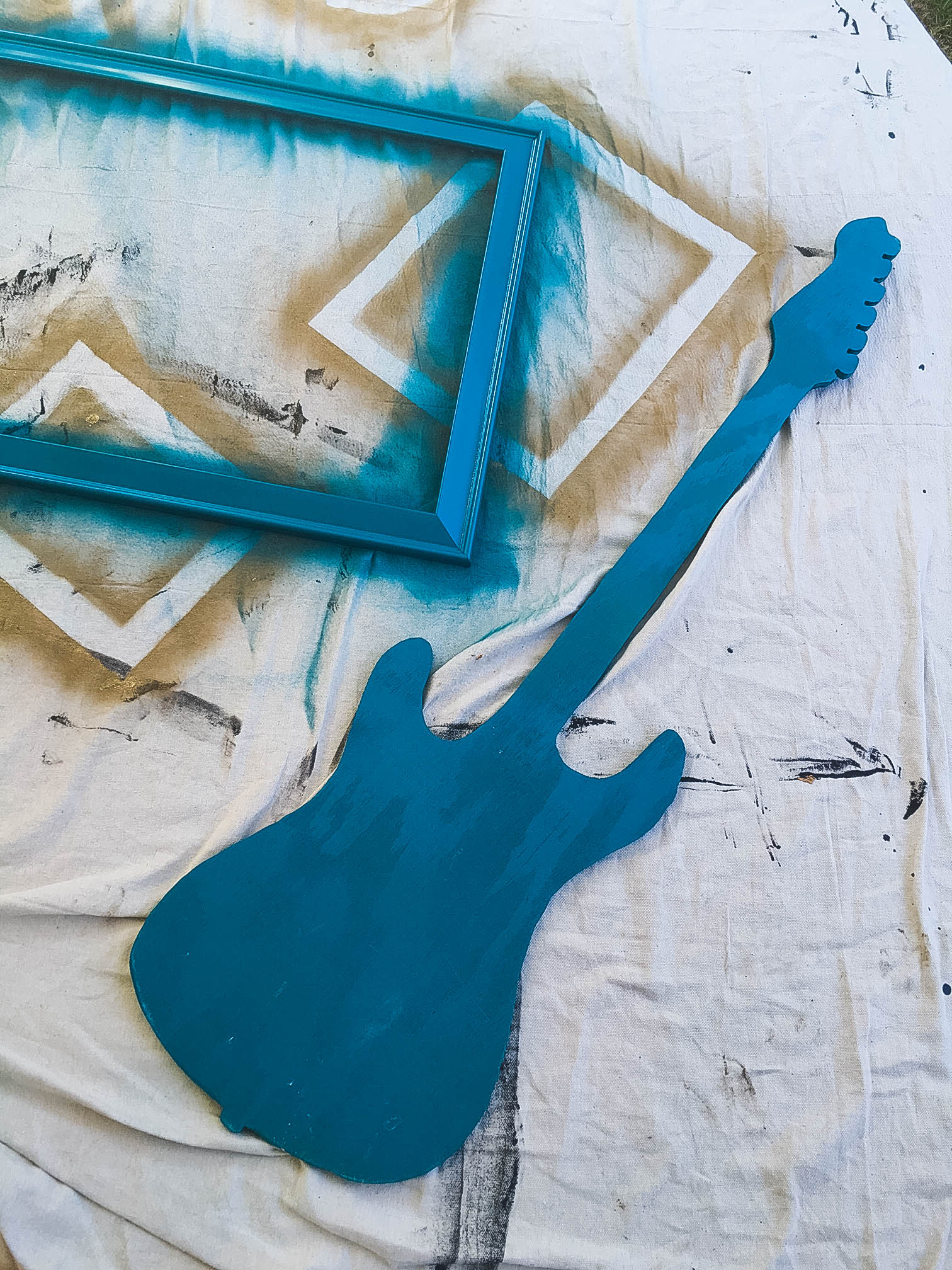 diy-guitar-shaped-chalkboard-with-attached-chalk-4