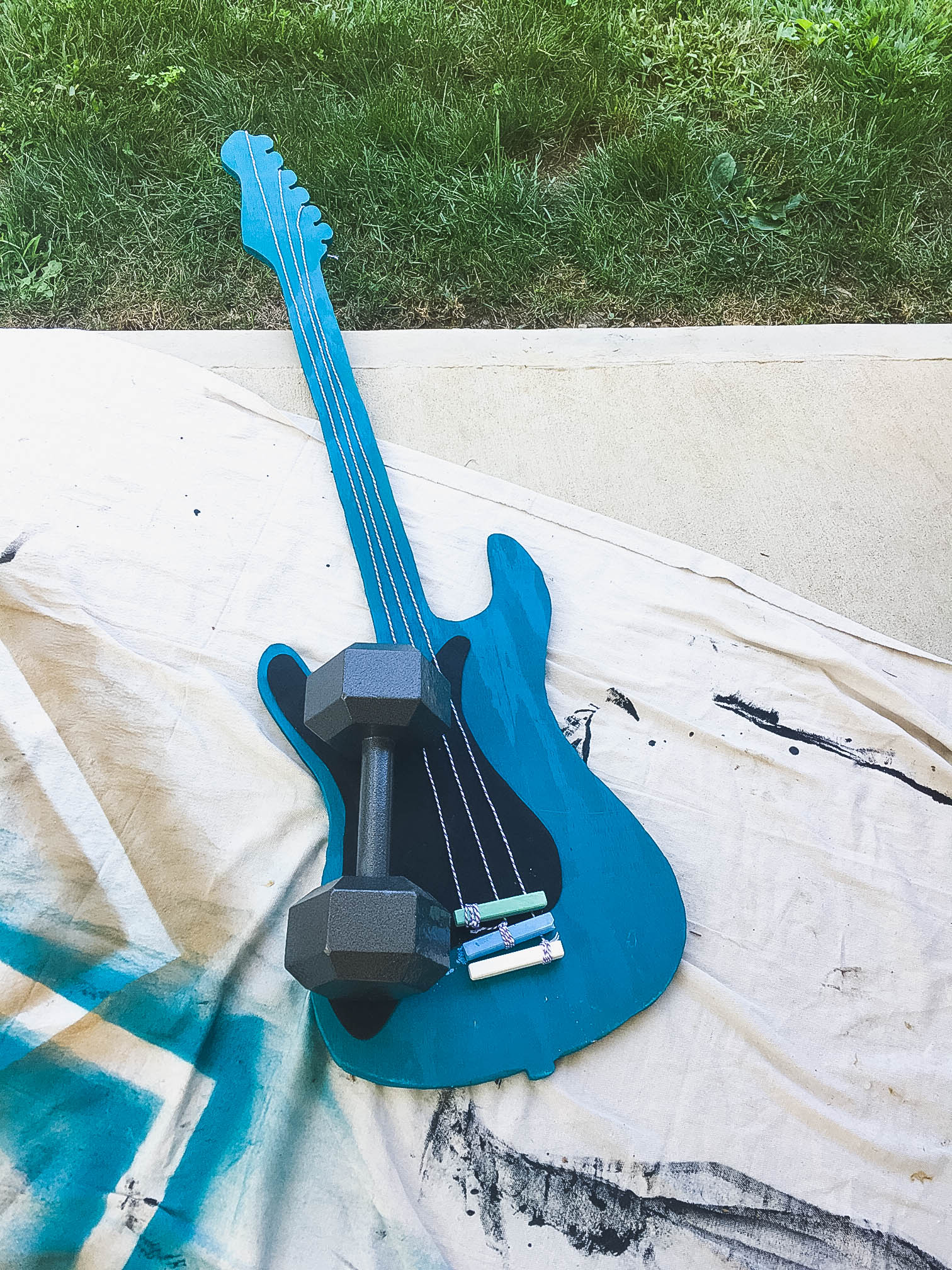 diy-guitar-shaped-chalkboard-with-attached-chalk-6