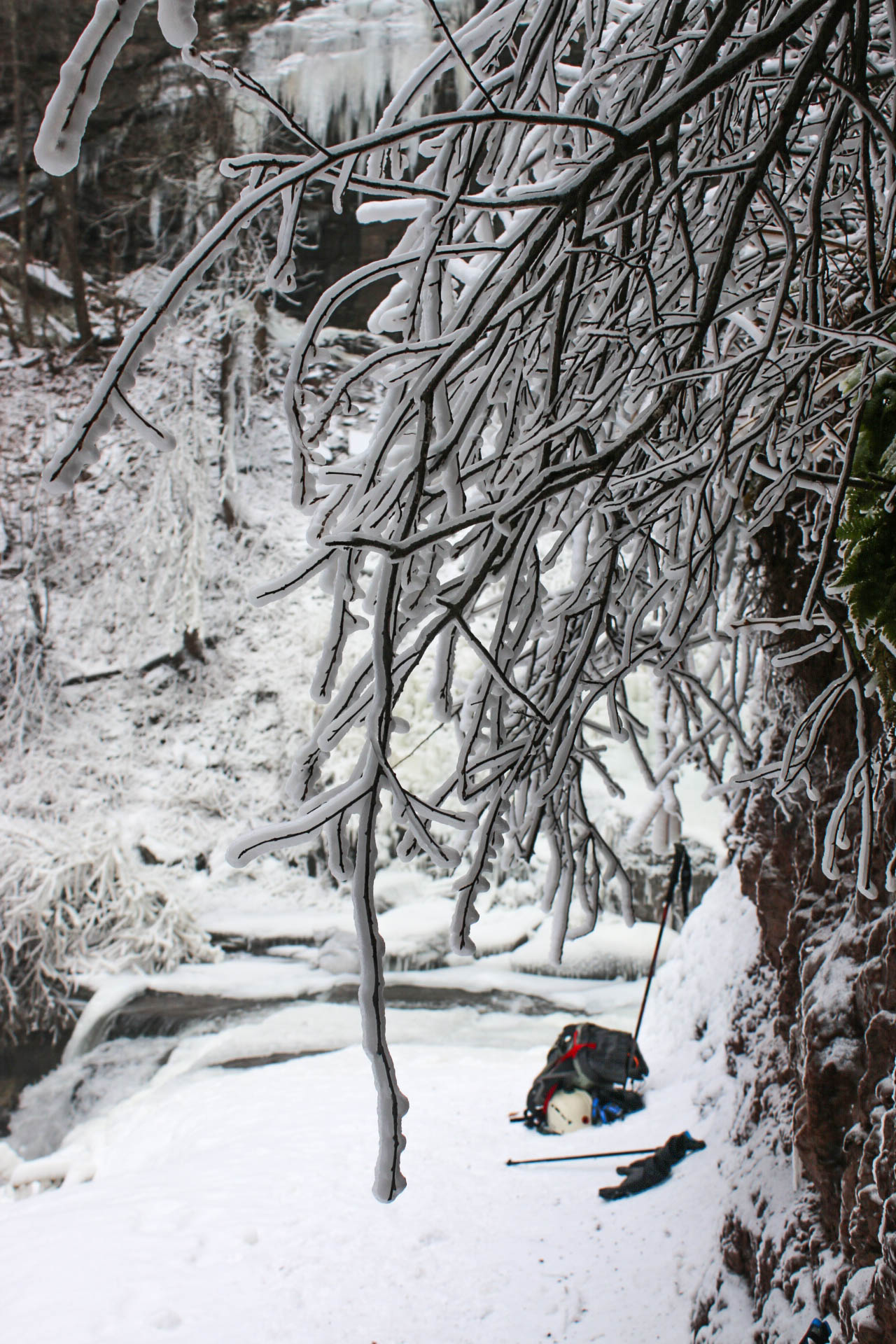 winter-ny-hiking-and-ice-climbing-in-the-catskills-kaaterskill-falls-14