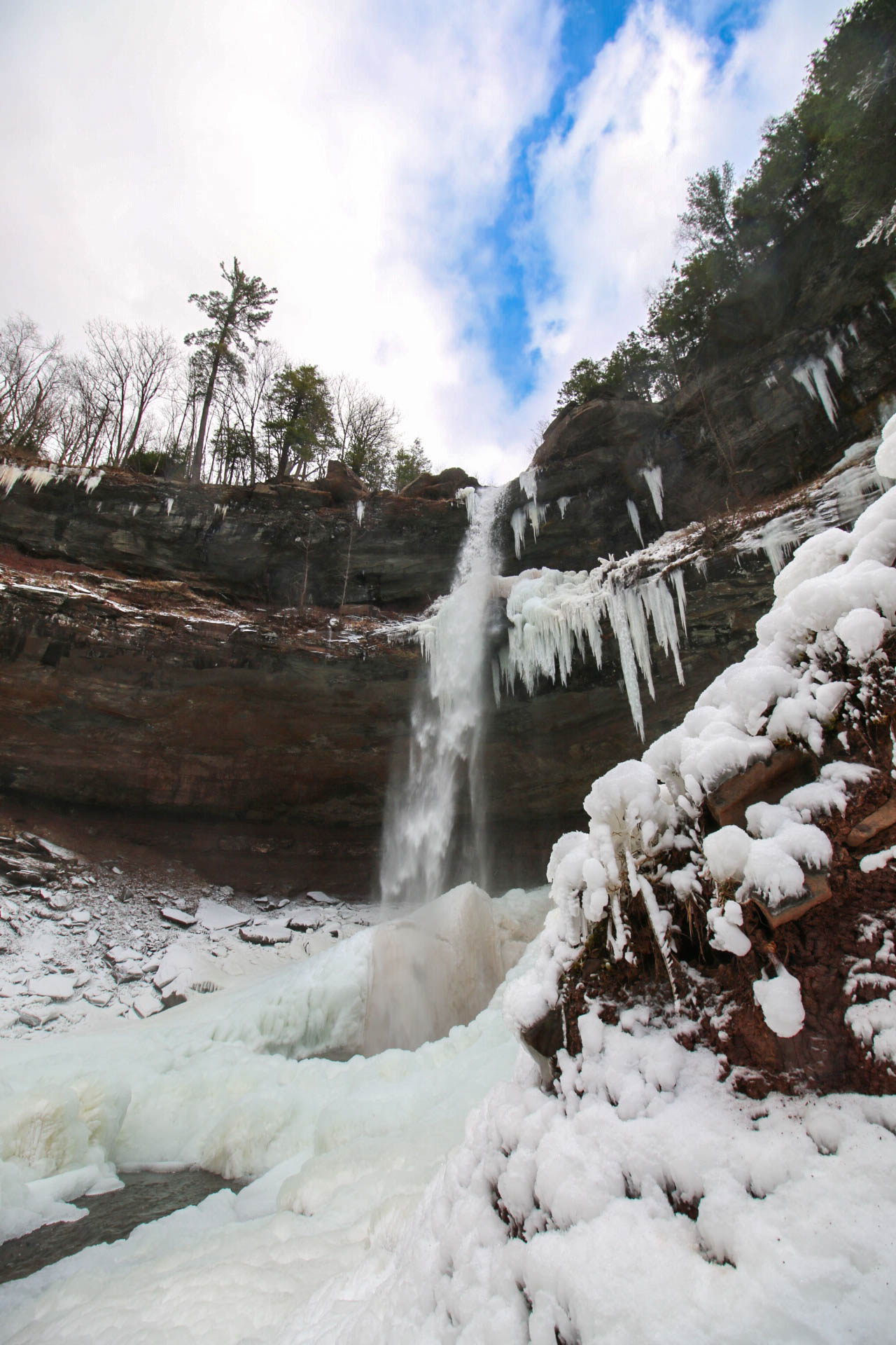 winter-ny-hiking-and-ice-climbing-in-the-catskills-kaaterskill-falls-18