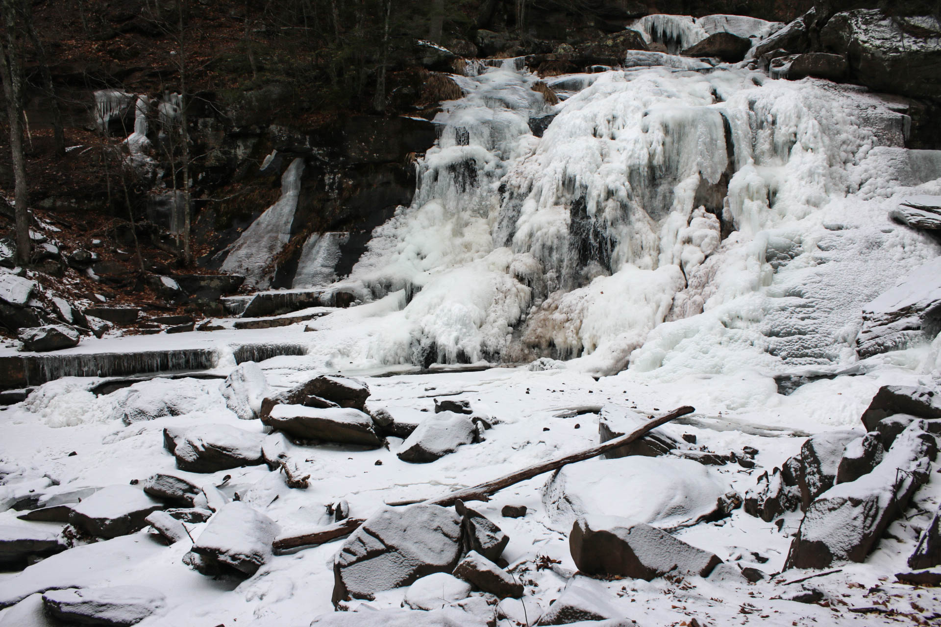 winter-ny-hiking-and-ice-climbing-in-the-catskills-kaaterskill-falls-2