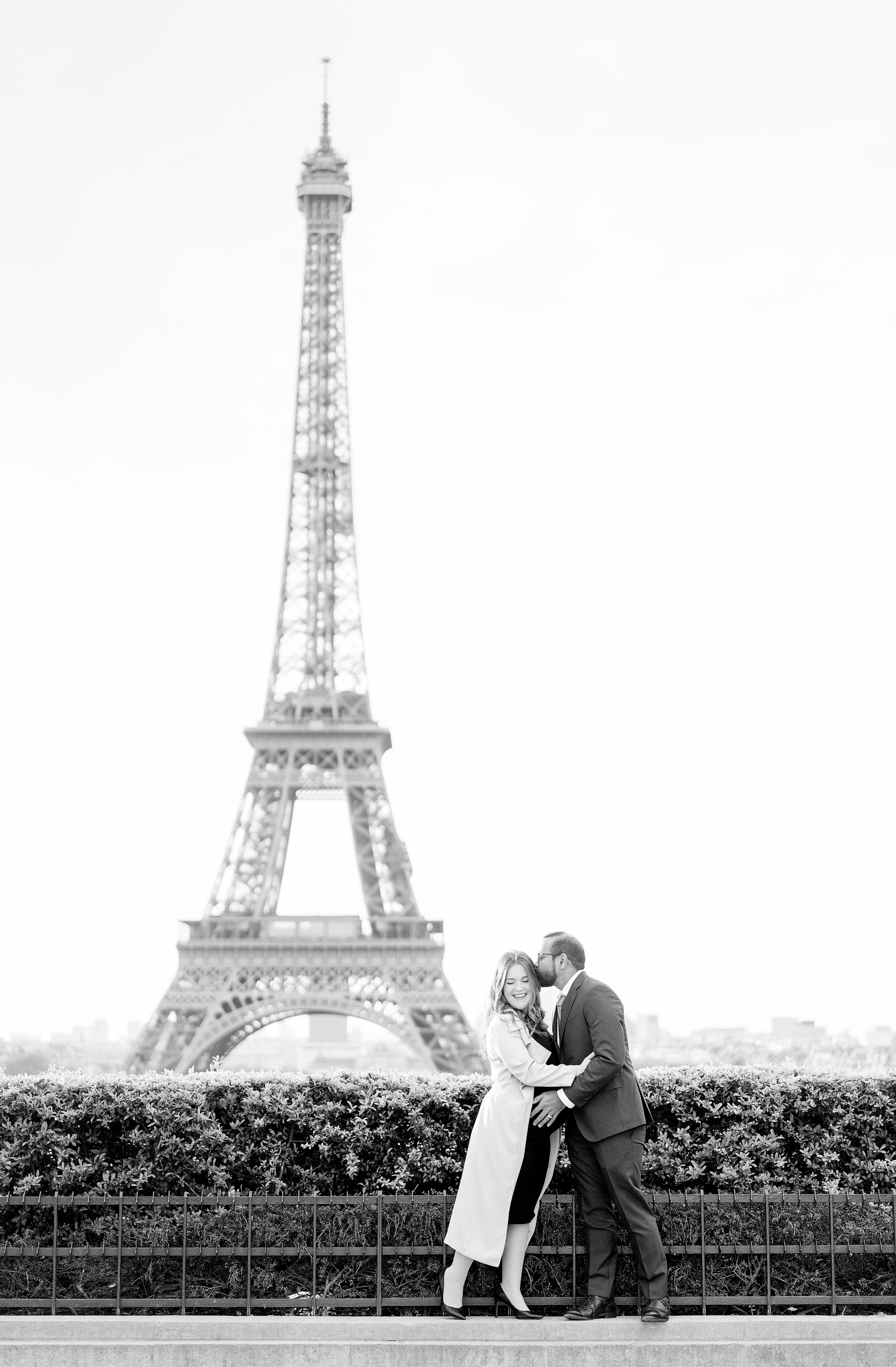 babymoon in paris portraits Trocadero and Eiffel Tower black and white