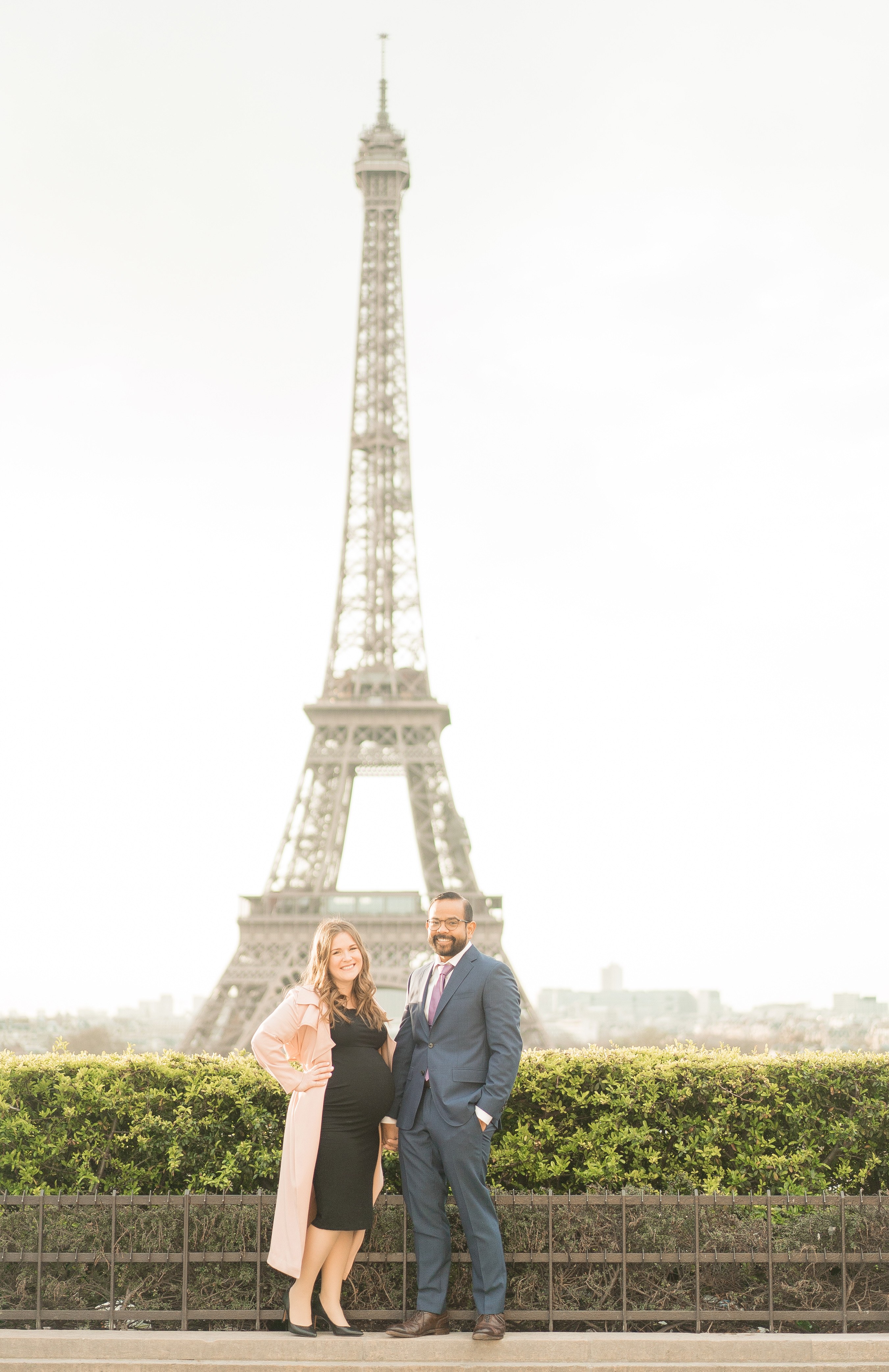 babymoon in paris portraits Trocadero and Eiffel Tower