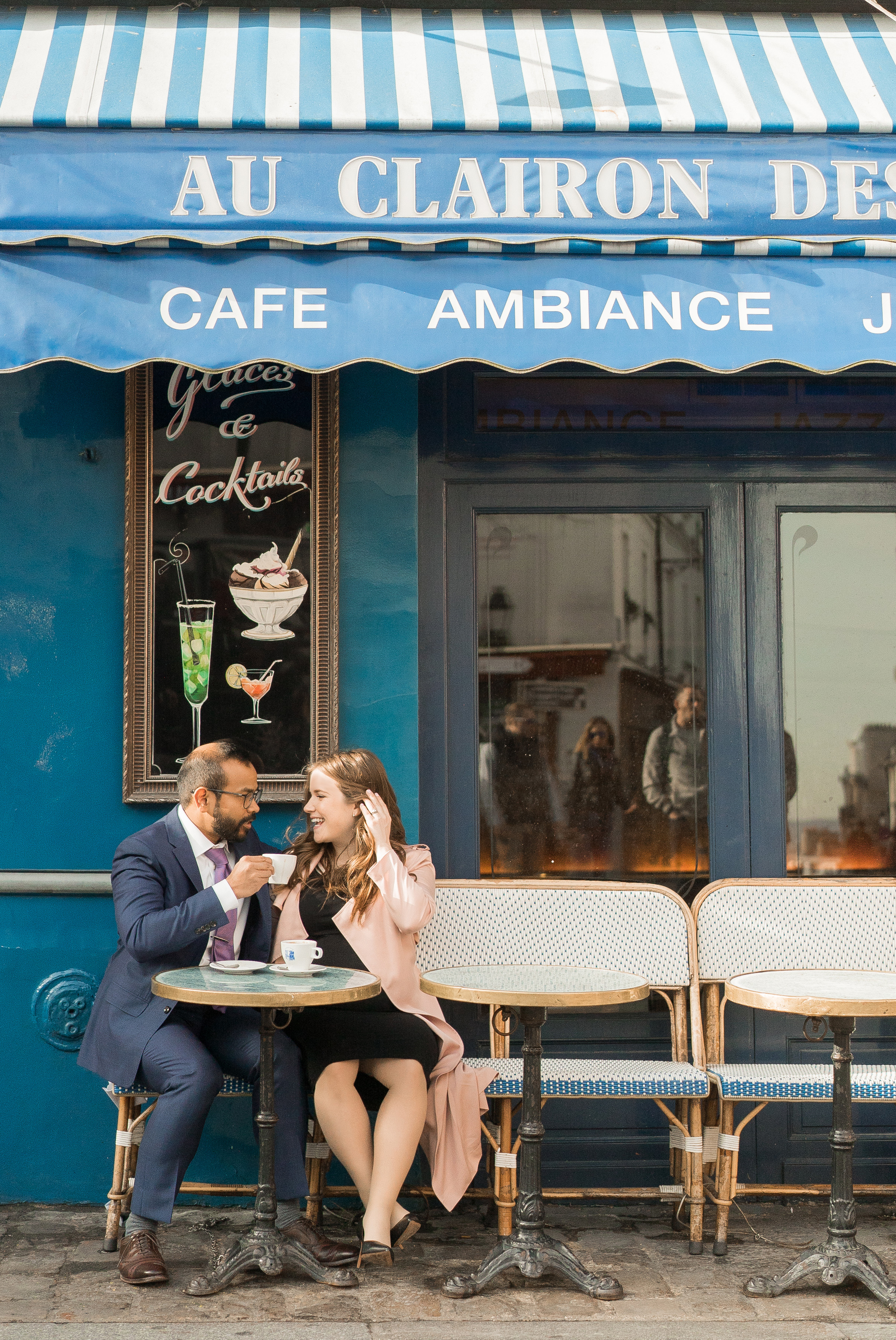 spring babymoon in Paris Cafe in Monmartre maternity April 2018