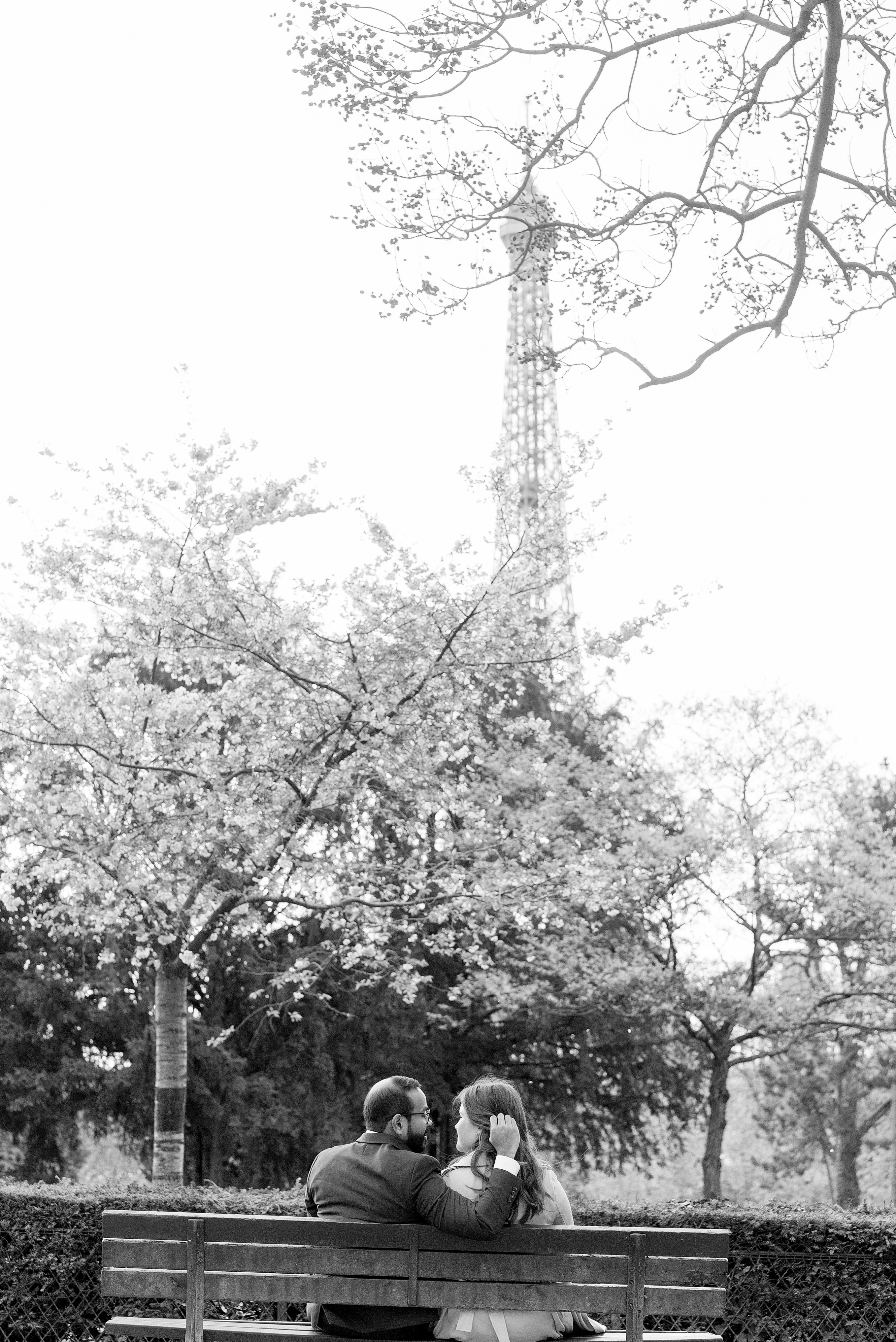 spring babymoon in paris romantic portraits black and white Eiffel Tower